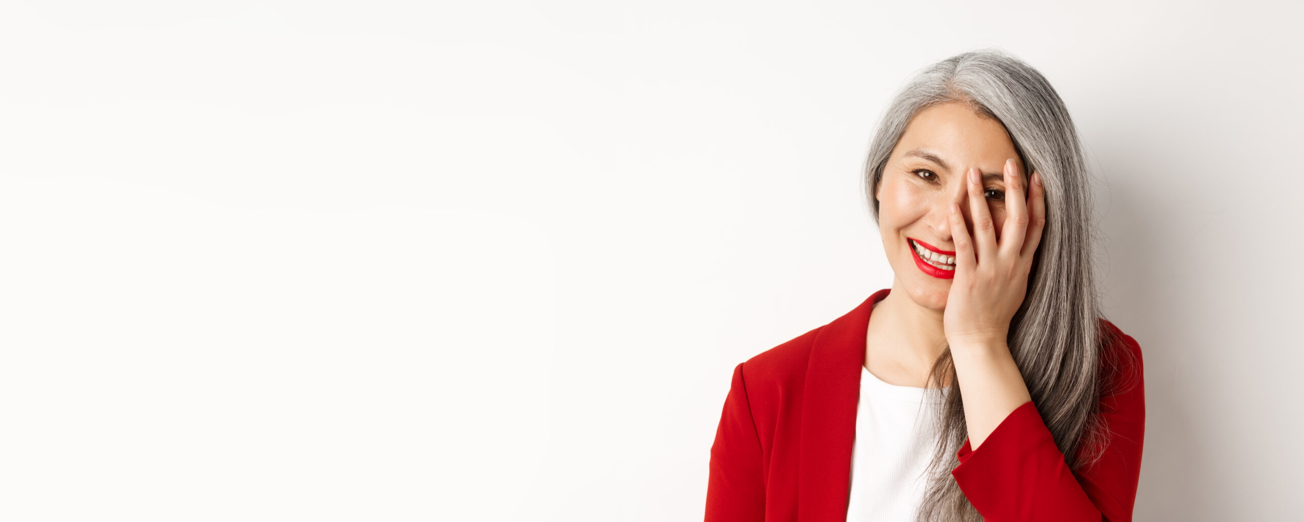 หญิงสูงวัยยิ้มอย่างมั่นใจ - ฟันปลอมที่คลินิกทันตกรรมคาซ่า สะพานควาย
